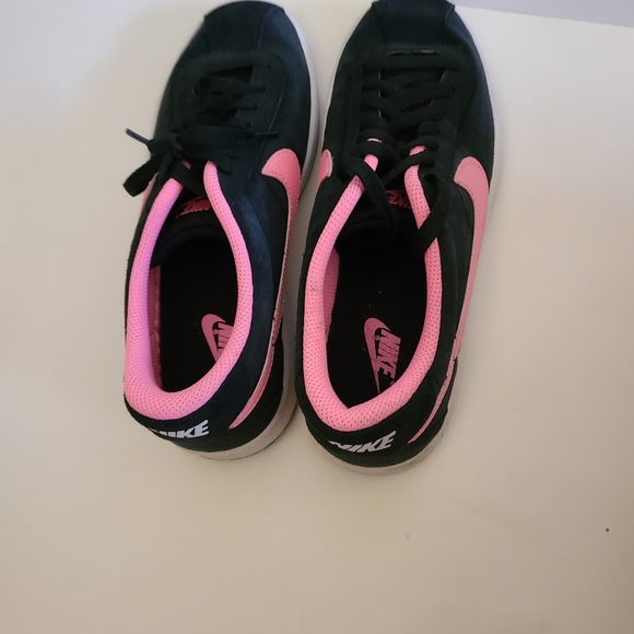 Nike Snearkers or Tennis Shoes Size 7 - Picture 2 of 8